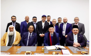 ইস্ট লন্ডন মসজিদে মালয়েশিয়ার প্রধানমন্ত্রী : কমিউনিটিকে মুসলিম পরিচয় সংরক্ষণের আহবান