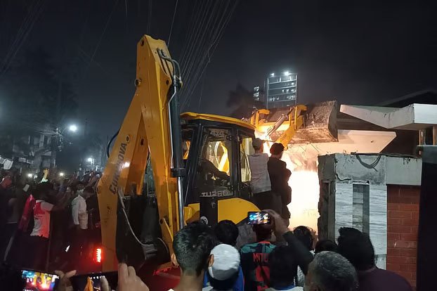 খুলনায় বুলডোজার দিয়ে গুঁড়িয়ে দেওয়া হচ্ছে ‘শেখ বাড়ি’