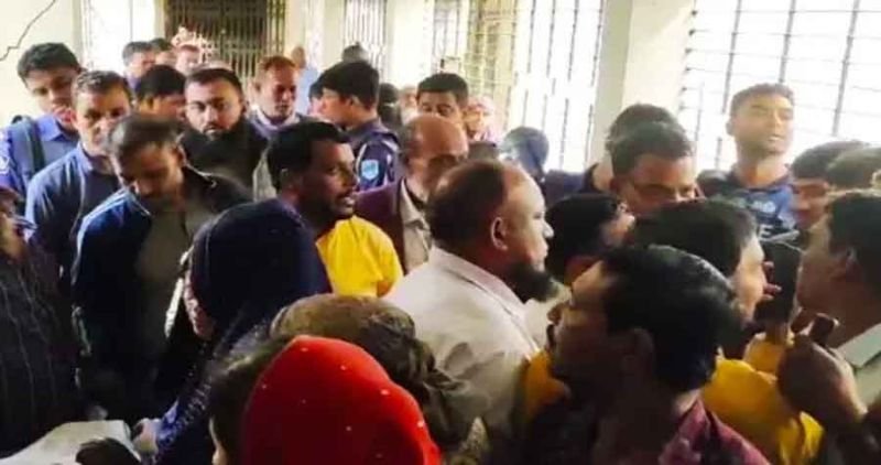 চেয়ারম্যানের বাড়িতে হামলায় বাধা, নারীকে গুলি করে হত্যা