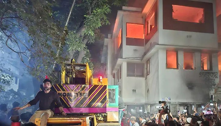 বুলডোজার দিয়ে ভাঙা হচ্ছে শেখ মুজিবের বাড়ি