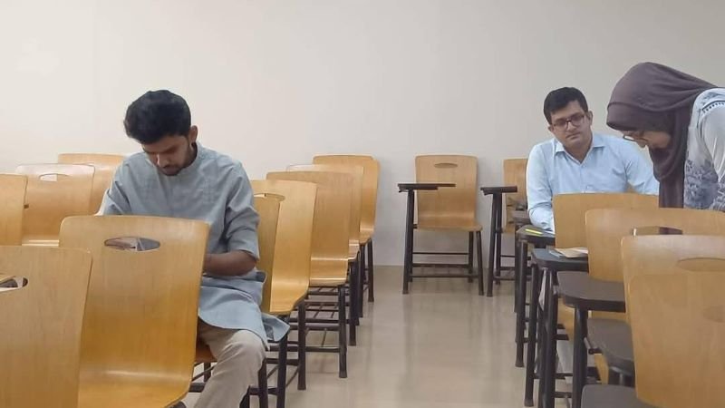 নর্থ সাউথ বিশ্ববিদ্যালয়ে ভর্তির পরীক্ষা দিলেন উপদেষ্টা আসিফ