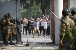 সচিবালয়ে বিক্ষোভ–সংঘর্ষের ঘটনায় গাড়ি ভাঙচুর ও হত্যাচেষ্টার মামলা, আসামি ১২০০