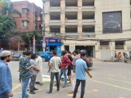 ফজলুর রহমানকে গ্রেপ্তারের দাবিতে বাসার সামনে অবস্থান