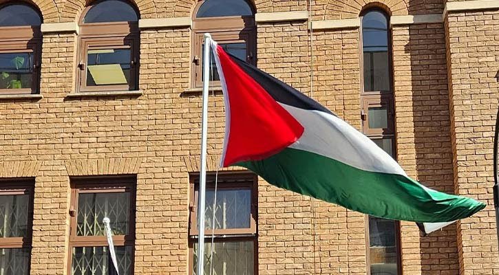 লন্ডনে উড়ল ফিলিস্তিনের পতাকা, পাশে ছিল বাংলাদেশও