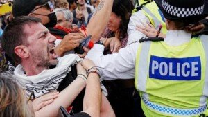 লন্ডনে পুলিশের সঙ্গে বিক্ষোভকারীদের সংঘর্ষ, গ্রেপ্তার ৪ শতাধিক