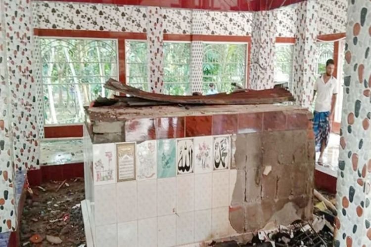 মাইকে ঘোষণা দিয়ে চার মাজার ভাঙচুরের ঘটনায় ২২০০ জনের বিরুদ্ধে মামলা